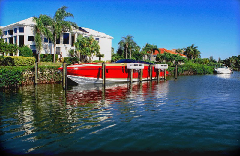 powder coated red boat docked on IMM Quality custom Titan yacht lift