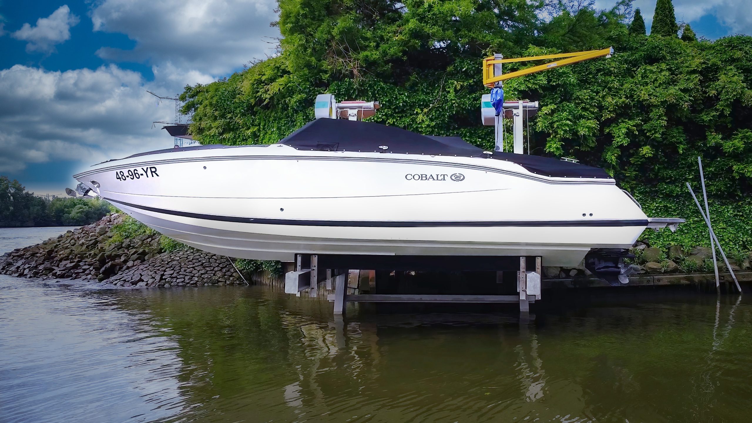 side view of IMM Quality alumavator elevator boat lift installed by van driel waterwerken