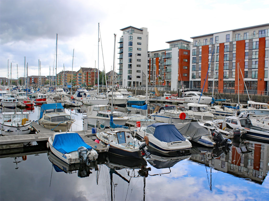 pontoon vs triple pontoon boats image